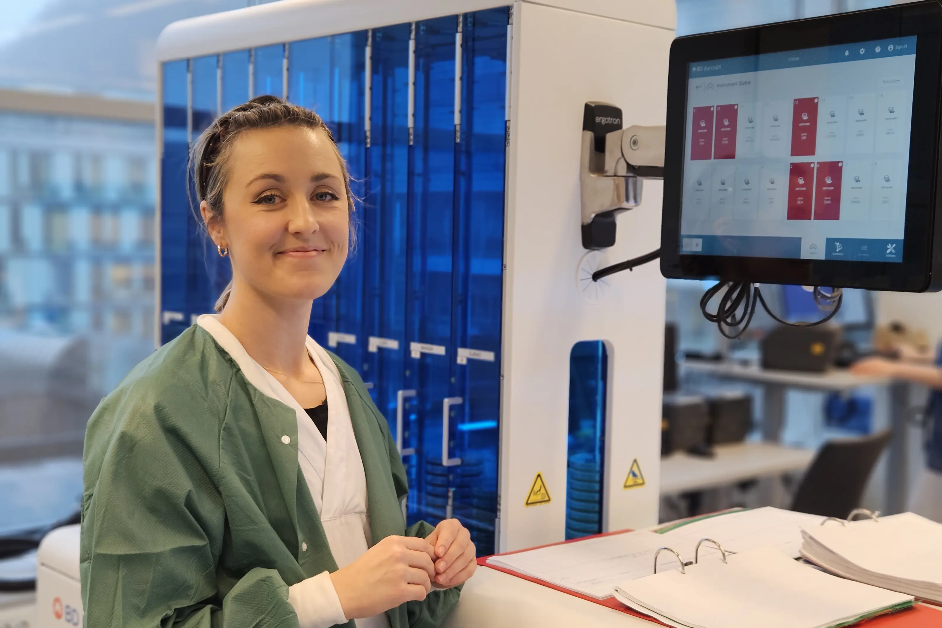 Ung kvinne med lyst, oppsatt år og lab frakk