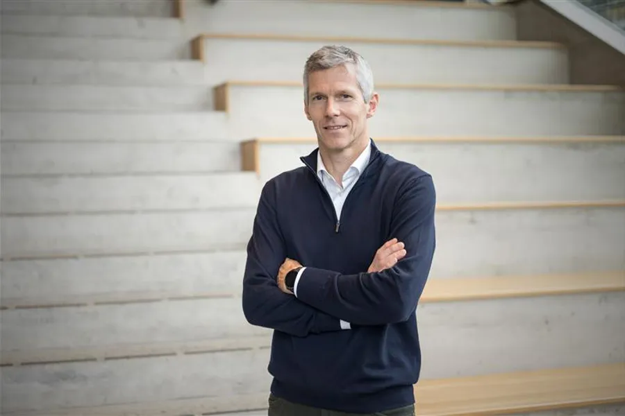 En person som står foran en trapp