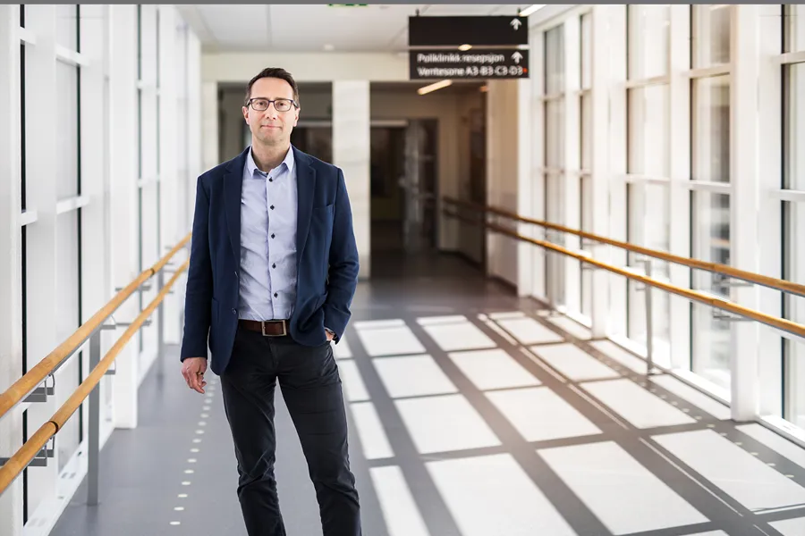 En mann som står i gangen